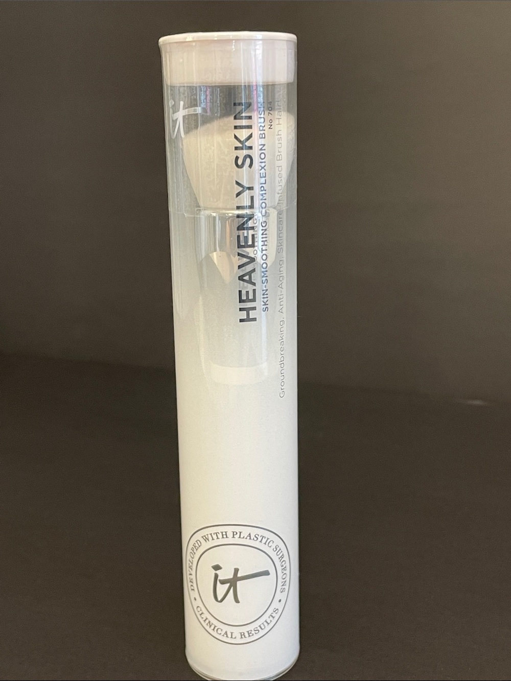 #704 IT Cosmetics “Heavenly Skin” Skin Smoothing Complexion Foundation Brush